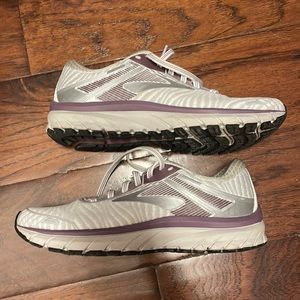 Brooks Adrenaline GTS 18 Size 7.5 (B) Womens